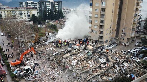 Kahramanmaraş'ın Pazarcık ilçesinde saat 04.17'de meydana gelen 7.4 büyüklüğündeki deprem için çalışmalar sabahın erken saatlerinde başladı.
