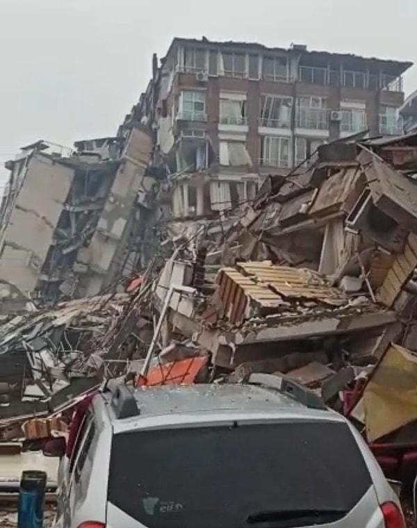 Kahramanmaraş'ın Pazarcık ilçesinde gerçekleşen 7,4 büyüklüğündeki depremin boyutu, gün ışığının gelmesiyle daha fazla ortaya çıkıyor.