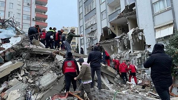 13.30 | Cumhurbaşkanı Erdoğan, "Şu ana kadar  912 vatandaşımız hayatını kaybetmiş, 5 bin 385 vatandaşımız yaralanmıştır. 2 bin 818 bina yıkıldı" dedi.