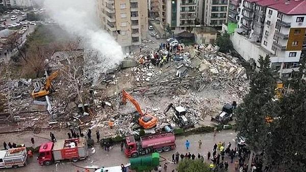 Türkiye Kahramanmaraş'ta gerçekleşen ve büyüklüğü 7,4 olarak açıklanan depremle sarsıldı. AFAD depremin büyüklüğünü daha sonra 7.7 olarak güncelledi.