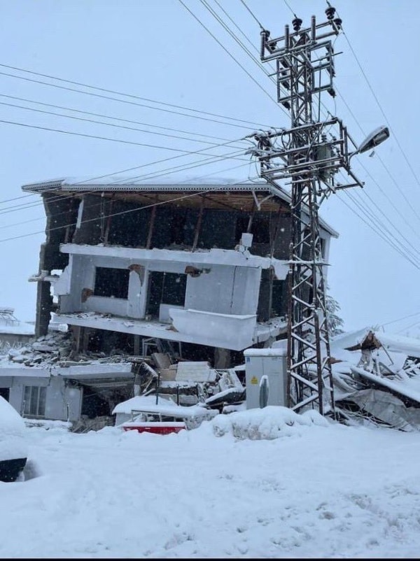 Göçük altında binlerce vatandaşımız yardım beklerken bu süreçte ise onlarca kez yüksek şiddetli artçı depremler meydana gelmeye devam ediyor.