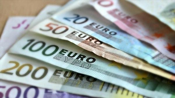1. Avrupa Birliği'ne üye ülkelerin ortak para birimi olan Euro hangi yıl tedavüle girmiştir?