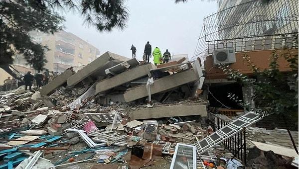 Birçok ilde yıkıma neden olan korkunç depremin etkisinin devan ettiği gün öğlen saatlerinde 7,6 büyüklüğünde bir deprem daha meydana geldi.