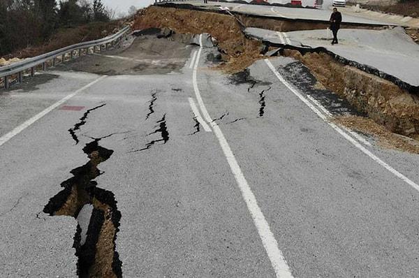 Kahramanmaraş'ın Pazarcık ilçesinde meydana gelen ve çevre illeri de etkileyen 7,7 büyüklüğündeki deprem, bazı yolların kapanmasına neden oldu.