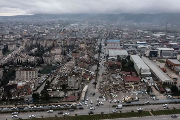 “Kente yavaş yavaş kurtarma ekipleri gelmeye başladı. Ancak dışarıda kalan insanların çok büyük ihtiyaçları var. Şu an elektrik, su, doğal gaz kesik. Mahrumiyet bölgesi gibi olduk”