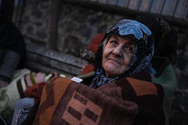 İşte karanlığa rağmen devam eden arama kurtarma çalışmalarından görüntüler...