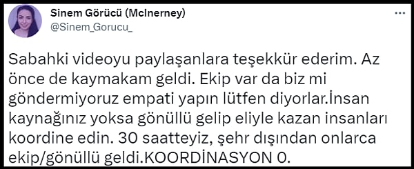 Sinem Görücü yaptığı paylaşım ile, kaymakamın dedesinin enkaz altından çıkartılması için yalvaran babasına 'Ekip var da biz mi göndermiyoruz empati yapın lütfen' dediğini belirtti.