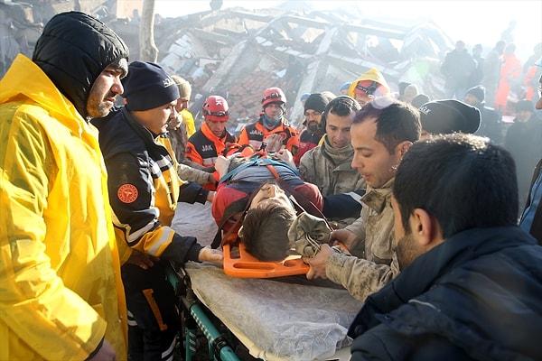 25 yaşındaki Onur Dobuoğlu da depremin 30. saatinde yaralı olarak enkaz altından kurtarılan isimlerden biri.