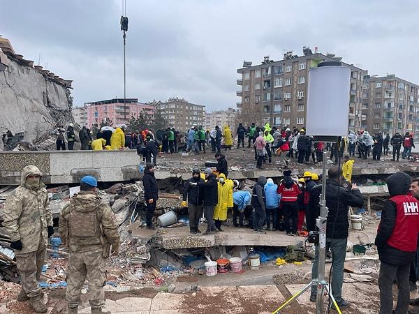 2. Halkın büyük bir kısmı Diyarbakır'da göçük altında kalan depremzedeleri çıkartmaya çalışıyor.