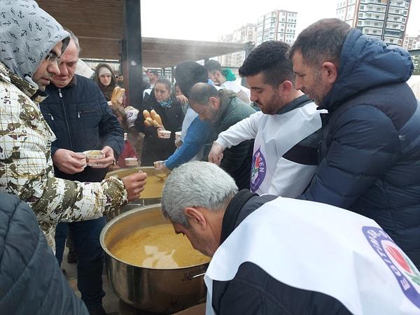 11. Bugün Diyarbakır'ın farklı bölgelerinde depremden etkilenen vatandaşlar için sıcak yiyecekler dağıtılıyor.