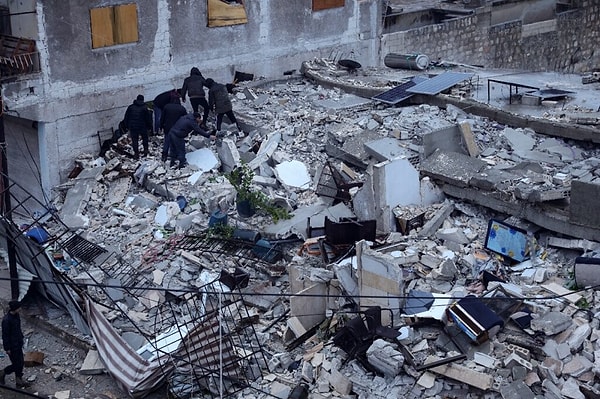 Öte yandan, çeşitli ülkelerden gelen yardım personelleri deprem bölgelerine sevk edilmeye çalışılıyor.