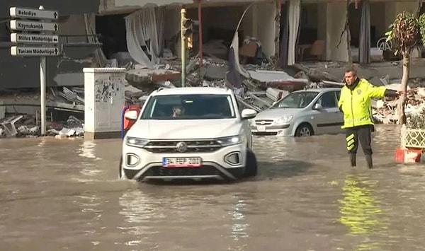 16.20 Depremden etkilenen Hatay'ın İskenderun ilçesinde, deniz seviyesinin yükselmesi sonucu bazı caddeler su altında kaldı.