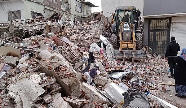 Deprem, sadece Kahramanmaraş'ta değil bölgedeki 10 ilde de şiddetli biçimde hissedildi. AFAD, 12 saat sonunda depremlerde 1121 can kaybı olduğunu, 7 bin 634 vatandaşın yaralandığını, 2 bin 834 binanın yıkıldığını bildirdi.