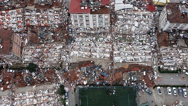 Kahramanmaraş'ta meydana gelen ve 10 ilde yıkıma sebep olan depremlerden sonra Türkiye'nin acısını paylaşanların sayısı artıyor.