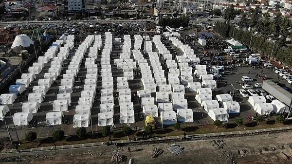 Tüm Türkiye'nin tek yürek olduğu afette evlerini kaybeden depremzedeler kurulan çadırlara yönlendiriliyorlar.