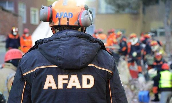 Yakınlarının kurtarılmasını büyük bir endişeyle bekleyen vatandaşlar AFAD'ın da yetersiz olduğunu söylemişti.