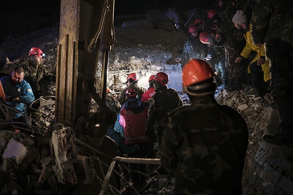 Kahramanmaraş’ta yaşanan 7.7 ve 7.6 büyüklüğünde 2 deprem sonrasında son yapılan açıklamaya göre 7 bin 108 kişi hayatını kaybetti.