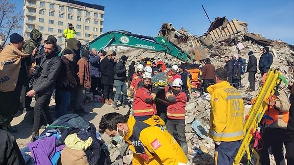 Bugün, yani depremden tam 55 saat sonra Kahramanmaraş’ta 13 yaşında bir çocuk enkazdan sağ çıkartıldı.