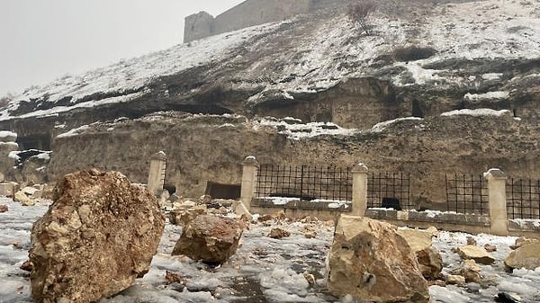 Gaziantep Şahinbey ilçesinde Seferpaşa Mahallesi Naip Hamamı Sokak'ta yer alan ve günümüzde “Gaziantep Savunma ve Kahramanlık Panoraması Müzesi” olarak kullanılan kalenin taş bloklardan yapılan surlarının bir bölümü yıkıldı.