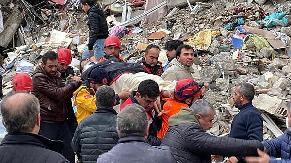 Depremin ardından günlerce arama-kurtarma çalışmaları devam etti. Yıkılan şehirlerin enkaz görüntüleri gören herkeste büyük sarsıntılara sebep oldu.