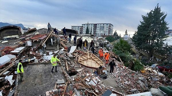 04.00 AFAD, Kahramanmaraş merkezli depremlerde 12 bin 391 kişinin hayatını kaybettiğini, 62 bin 914 kişinin yaralandığını bildirdi.