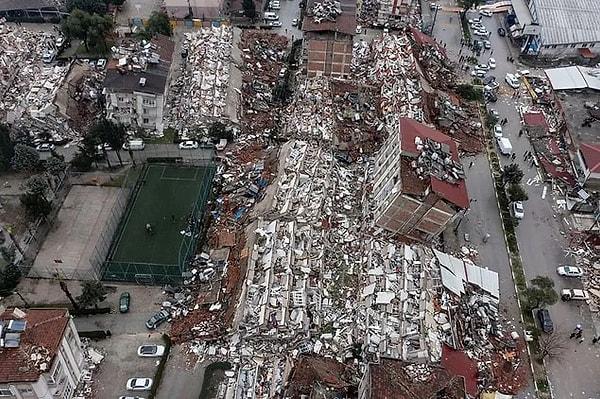 Tüm Türkiye'nin yüreğini yakan Kahramanmaraş depremi 10 ilde ağır yıkıma neden oldu. 13 binden fazla vatandaşımızın hayatını kaybettiği felaket milyonların içini acıttı.