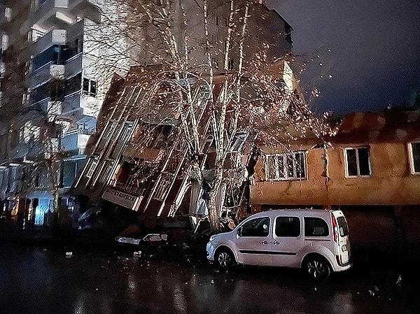 Kahramanmaraş'ta meydana gelen depremin üçüncü gününde birçok kişi depremden etkilenen bölgelerde arama kurtarma çalışmalarına katılıyor.