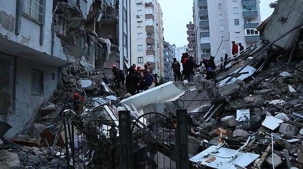 Kahramanmaraş merkezli 7.7 ve 7.6 şiddetindeki iki depremle Türkiye büyük bir felaketi yaşadı. Bugün 4. gününde de enkaz altından birçok vatandaşımız sağ kurtarılıyor. Maalesef ki vefat edenlerin sayısı da her geçen saat artıyor. Son alınan bilgilere göre 12 bin 873 kişi hayatını kaybetti, 62 bin 937 kişi yaralı durumda.