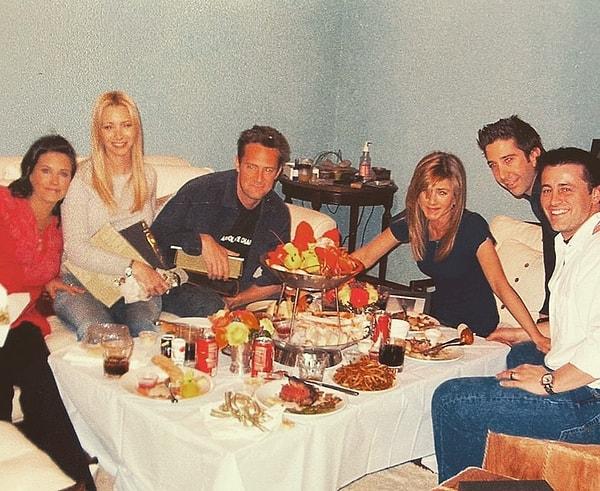 6. Friends dizisinin setinde final bölümünden önce hep beraber akşam yemeği yiyen ekip.