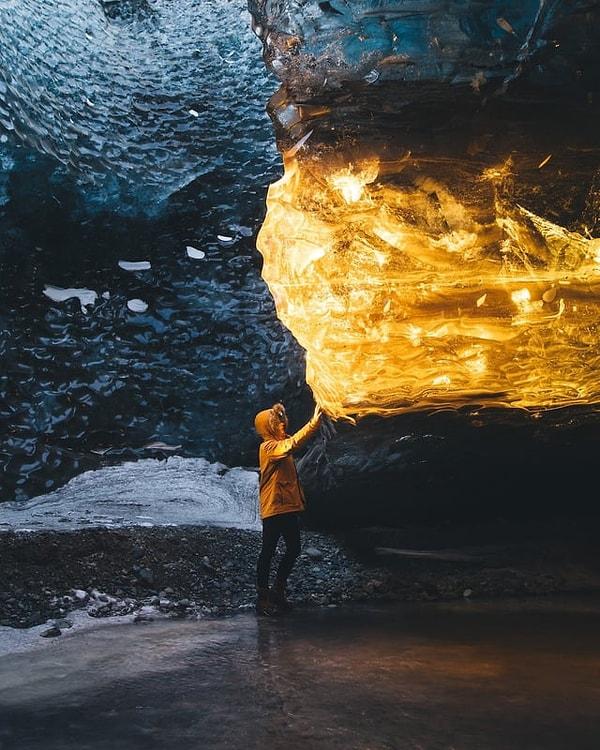 7. İzlanda'daki buz mağarasına güneş vurunca ortaya çıkan manzara... 🥰