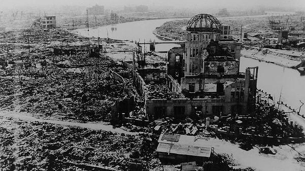 Hiroşima ve Nagazaki atom bombalarının yaydığı gama radyasyonu 5.538 santigrat dereceli termal enerji yaydı: Bu enerji de yolundaki her şeyi ya ağarttı ya da buharlaştırdı.
