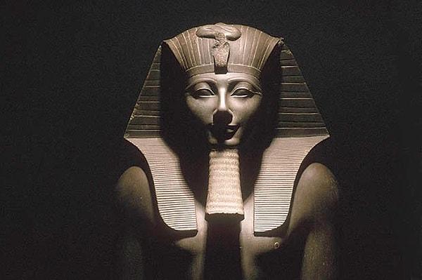 Mısırlılar, yasa ile değil toplumlarına egemen olan ritüel ve geleneklere dayanarak kontrol ediliyorlardı. Bu da acılara sebep oluyordu.