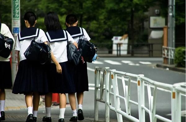 Japonya'da yasal cinsel rüşt  yaşı 13. Doğru duydunuz sadece 13. Başka bir deyişle, rıza dışı bir cinsel eylem meydana gelirse ve mağdur 13 yaşındaysa, karşı tarafın ceza alması için bunun kendi isteği ile olmadığını ve karşı gelmek için direndiğini kanıtlaması gerekiyor.