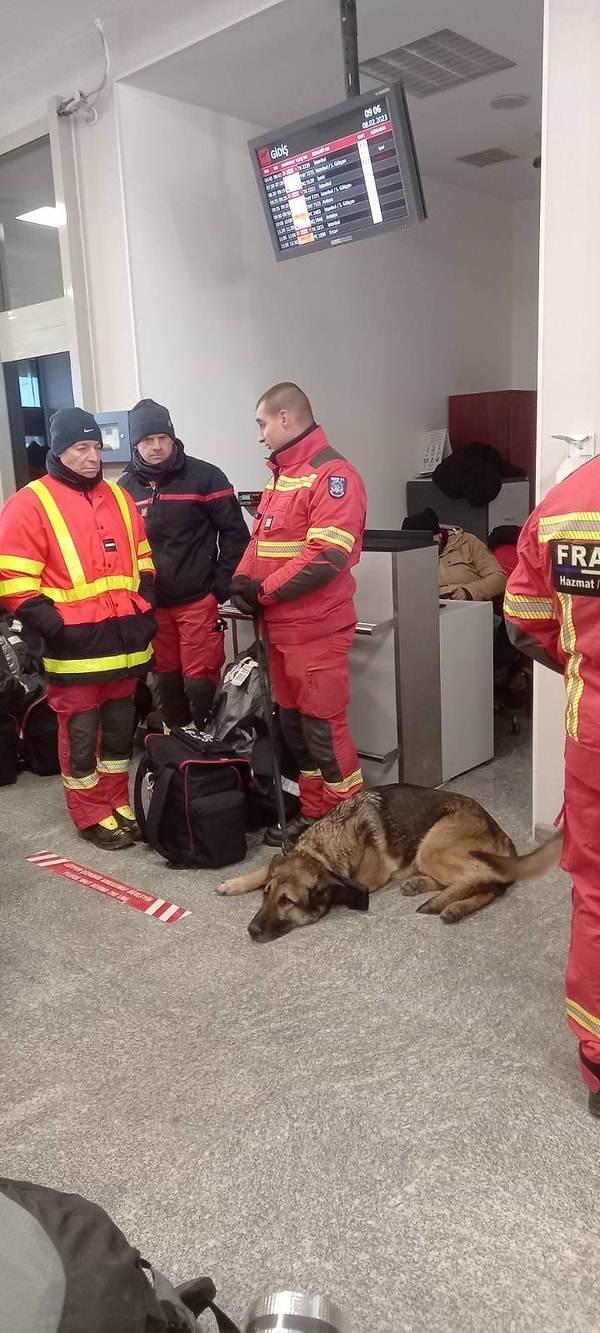 Arama ve kurtarma çalışmalarına katılan Fransız köpekleri Lido ve Malu’nun ise çalışmalar sırasında ayağı yaralandı.