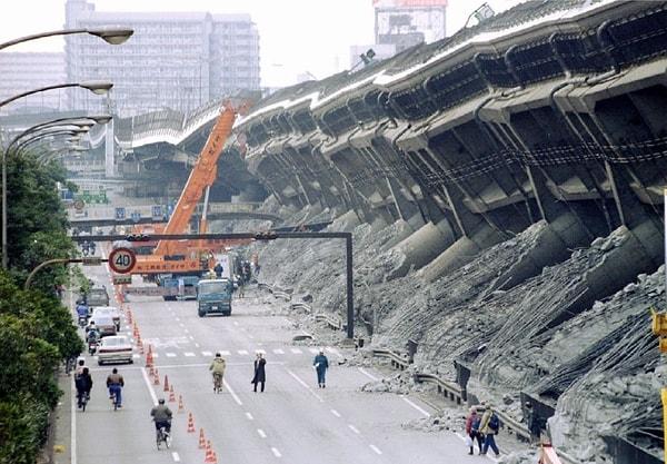 Kobe depremi, 7.9 büyüklüğündeki 1923 Büyük Tokyo Depreminden bu yana Japonya'daki en kötü deprem ve Japonya'da 2. Dünya Savaşı'ndan bu yana yaşanan en büyük felaket oldu.