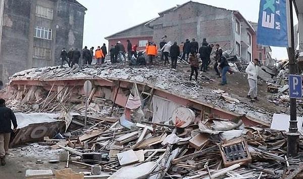 Ülkemiz geçtiğimiz haftalarda üst üste yaşanan depremlerle çok büyük bir yıkım yaşadı. Binlerce insanımız hayatını kaybederken bir milyonu aşkın kişi de evsiz kaldı.