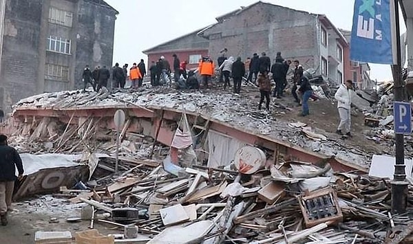 Ülkemiz geçtiğimiz haftalarda üst üste yaşanan depremlerle çok büyük bir yıkım yaşadı. Binlerce insanımız hayatını kaybederken bir milyonu aşkın kişi de evsiz kaldı.