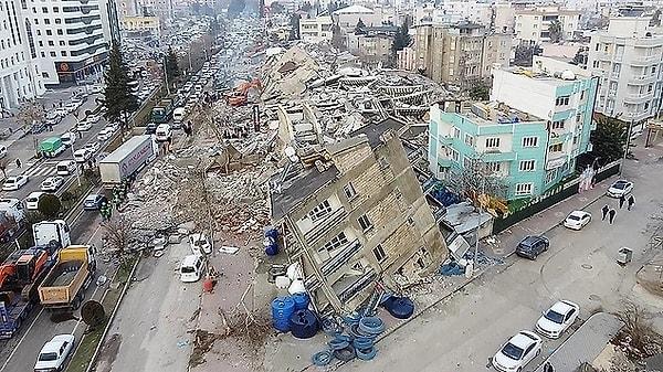 İstanbul Büyükşehir Belediye Başkanı Ekrem İmamoğlu ve ekibi de ilk günden beri deprem bölgelerinde.