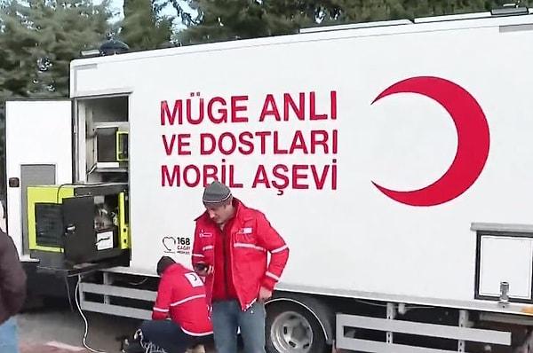 Deprem bölgelerine Müge Anlı ve Dostları Mobil Aşevi aracını gönderen Anlı, ayrıca programda başlattığı yardım kampanyasıyla depremzedeler için 32 milyon TL'ye yakın para topladı.