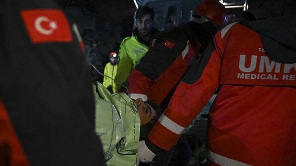 23.41 Kahramanmaraş'ta enkaz altında kalan anne, baba ve oğullarına 138 saat sonra sağ ulaşıldı.