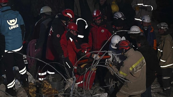 Arama kurtarma ekipleri, ailenin sağ çıkmasını birbirlerine sarılarak kutlarken ailenin yakınları da gözyaşlarına hakim olamadı.