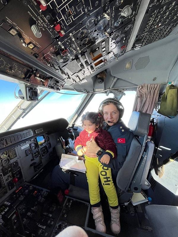 Depremzede çocukları biraz olsun mutlu etmeye çalışan pilotlardan işte o enfes kareler! ❤️