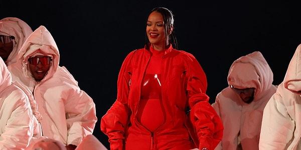 Uzun yılların ardından bu sene ilk defa Super Bowl'da sahne alan Rihanna, ikinci çocuğuna hamile olduğunu da yine bu şovda açıklamıştı.