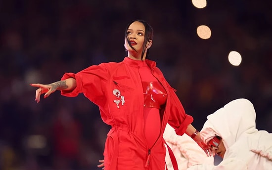 Рианна объявила, что она снова беременна во время выступления на Супербоуле LVI