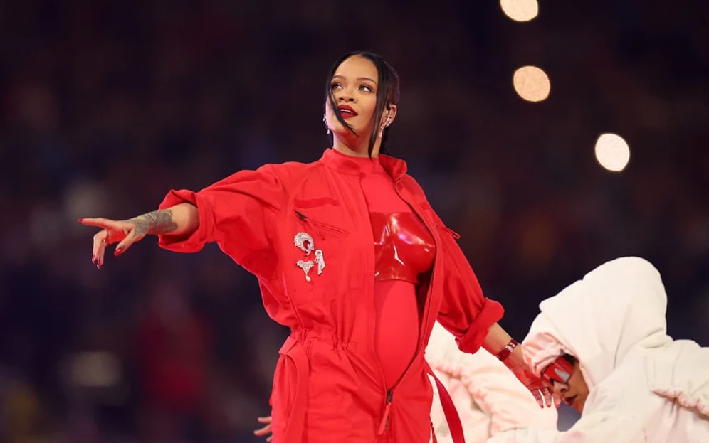 Рианна объявила, что она снова беременна во время выступления на Супербоуле LVI