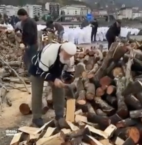 Olumsuz hava şartlarının etkisini yoğun şekilde gösterdiği deprem bölgesinde en önemli gerekliliklerinden biri de ısınma ihtiyacı elbette. Ülkenin dört bir yanından afet bölgesine ısıtıcı ve odun desteği sağlanıyor. Rize'den deprem bölgesine gönderilecek odunların kesimine destek sağlayan yaşlı bir amca baltasıyla birlikte çalışmaya başladı.