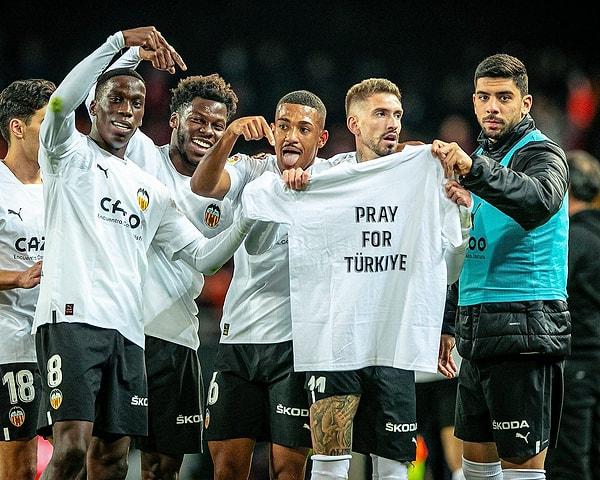 Valencia'lı futbolcular attıkları golden sonra Cenk Özkacar'ın yanına giderek "Türkiye için dua et" tişörtünü açtı. 🇹🇷