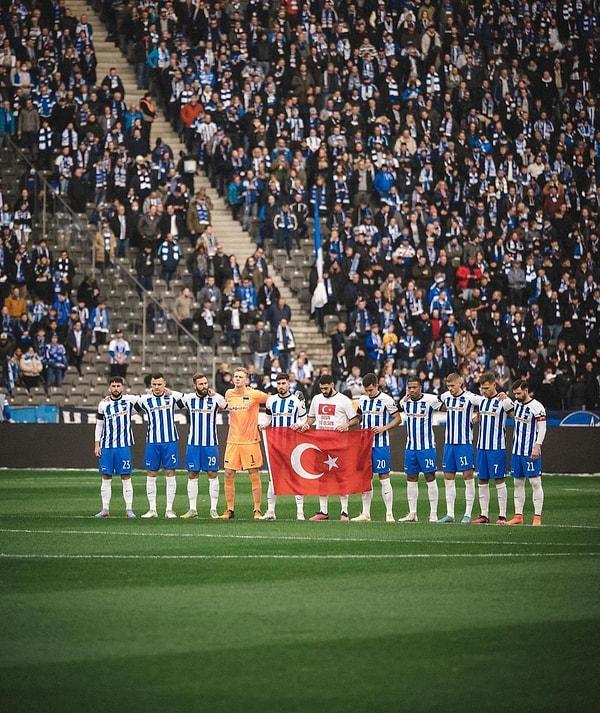 Mücadele öncesi takımlar ise Türk bayrağı eşliğinde 1 dakikalık saygı duruşunda bulundu.