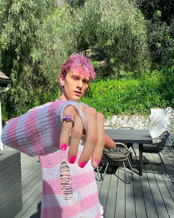 В своем интервью журналу Vogue он рассказал, что в него были воткнуты острые шипы, так что, когда Фокс пытается снять кольцо, шипы впиваются ей в палец и причиняют боль.