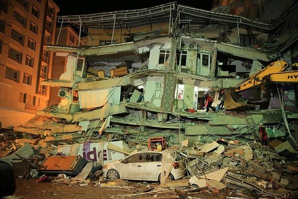 10 ilde etkili olan deprem felaketleri sonrası 24 yıl öncesinin Veli Göçer sembol ismi misali, müteahhitler tutuklanmaya başladı. Ancak 12 binden fazla bina yıkıldı ki bunlar son belirlemelere göre olan veriler, 24 bin 924 bina ağır hasarlı, ayakta kalan binaların da şimdilik belirlenene göre 120 bin 940 bağımsız bölümünün yıkık olduğu görüldü.